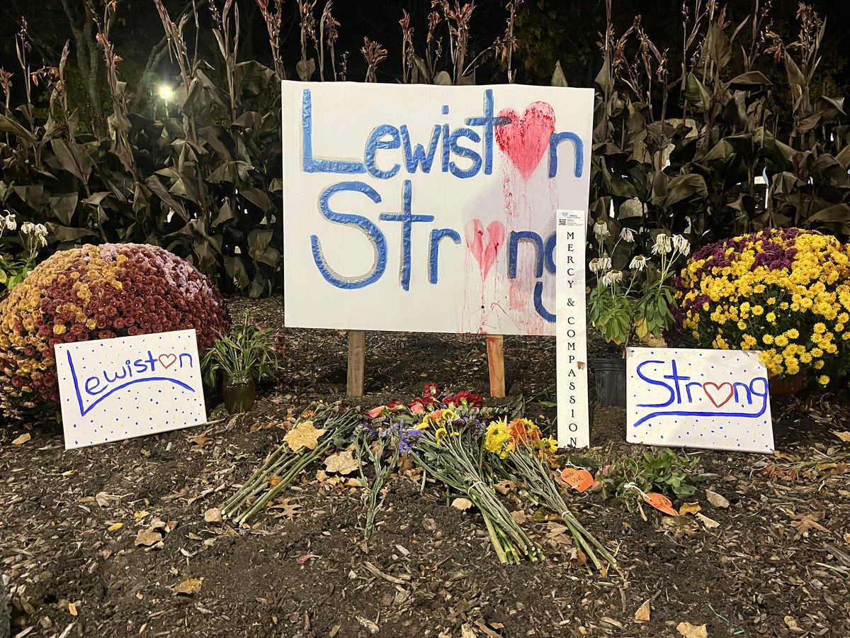 StackhouseNCME's tweet image. #LewistonStrong Memorials continue to stand honoring the 18 lives lost in last week’s mass shooting. I’m live in Lewiston this morning, where @POTUS is set to meet with first responders, victims &amp;amp; loved ones today. Details on the President’s visit coming up on @newscentermaine