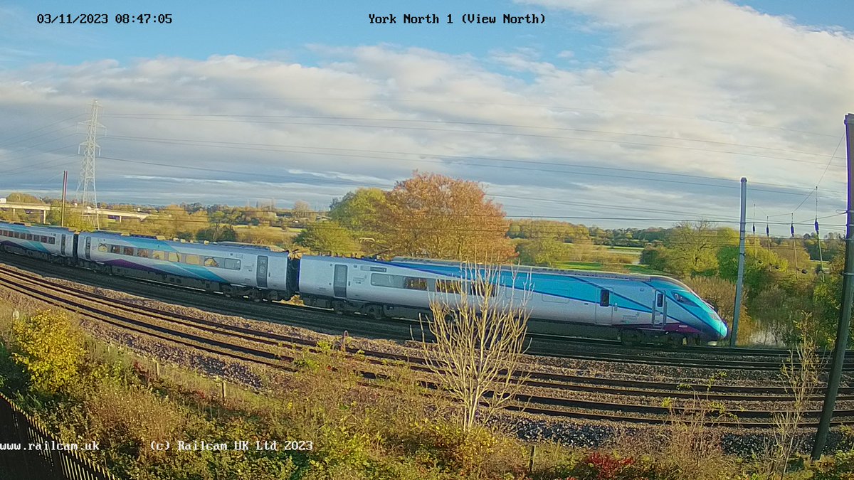 railcamlive's tweet image. ☕️Good morning from SMHQ on this fresh November morning...

🗒️Today's notable moves news.railcam.uk/index.php/2023…

Have a wonderful weekend-eve! ^Rebecca &amp;amp; ^Jamie👋

📸 @TPExpressTrains #Class802 #YorkNorth @TPEassist