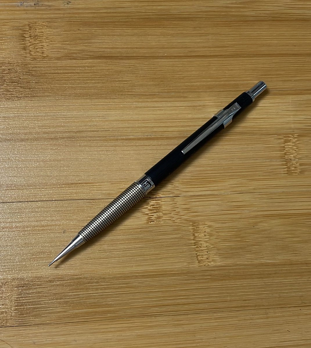 本日11月3日 #文具の日 にちなんで、プレゼント企画を行います！

贈呈品：NEWMAN 製図用シャープペンシル　0.3mm 美品