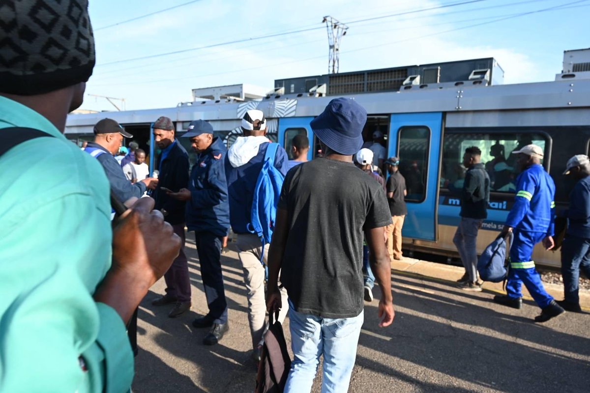 Thanks Minister of Transport and PRASA for listening to our pleas to reopen all outstanding railway lines by handing over 6 new people’s trains to Gauteng citizens. Less talk more work. Thank you so much for this amazing partnership #GrowingGautengTogether