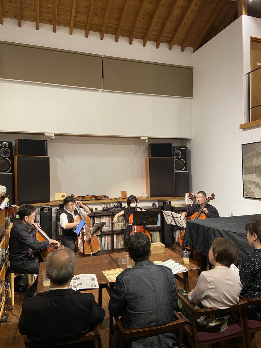 yagiyacafe's tweet photo. 本番スタート。ほぼ満席になりました。
チェロのハーモニーはほんとに気持ちいい。聴き続けると夢の世界に行ってしまいそう。

#チェロカルテット #ヤギヤ https://t.co/0y55ZuyEM1