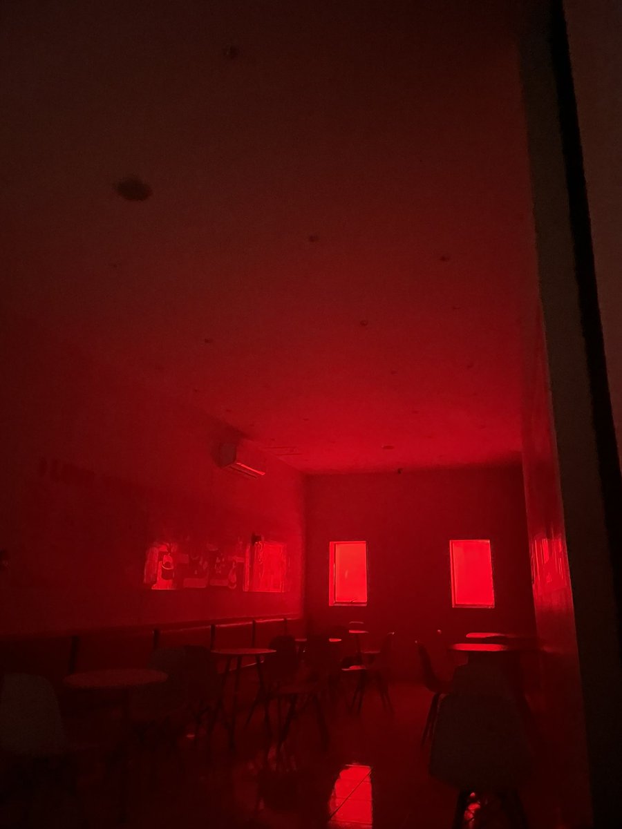 rayvermore's tweet photo. Lagi nugas di mixue trs tbtb mati lampu jadi lgsg berasa di setnya perempuan tanah jahanam bjirr😭👍 (ga diedit samsek btw) https://t.co/M7VfjgaGc8