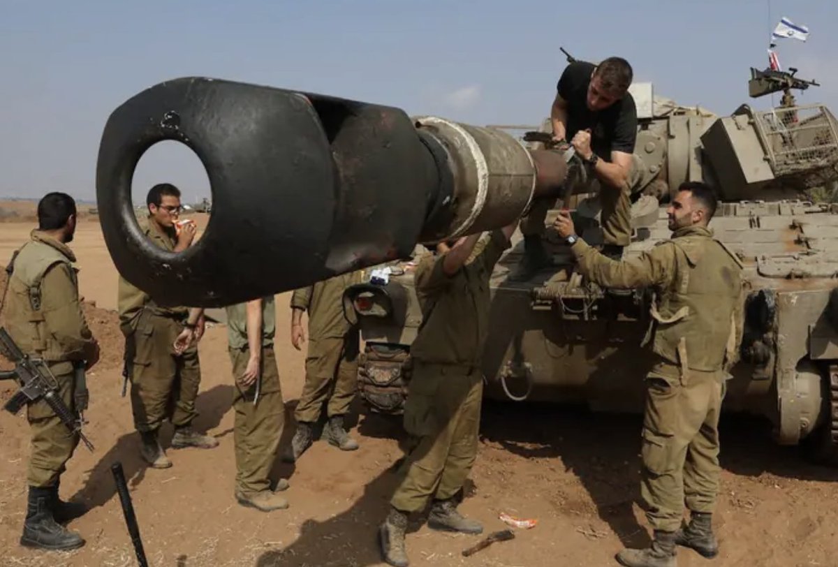 Hilo del día 28 de guerra #Gaza 

1- #Israel cerca el gran bastión de #Hamas en la Ciudad de #Gaza

La lucha se intensifica mientras se mantiene abierto el paso de #Rafah para extranjeros, palestinos con doble nacionalidad y heridos graves

Vía <a href="/elcorreo_com/">El Correo</a> 
Foto <a href="/EFEnoticias/">EFE Noticias</a>