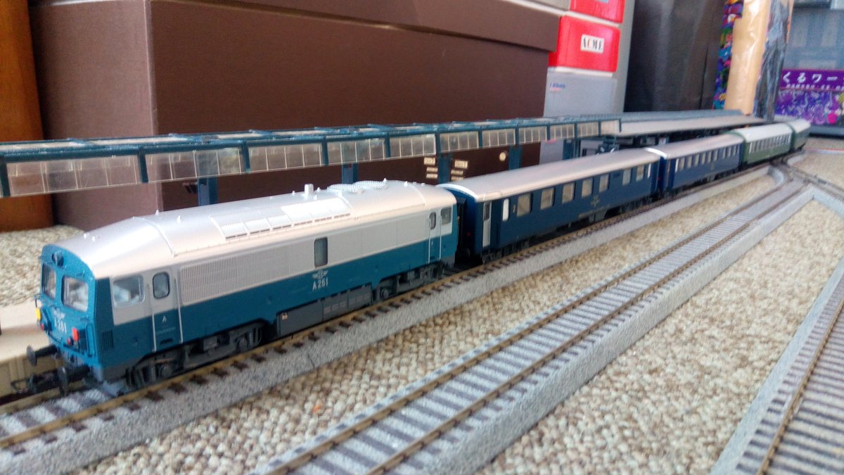 Yochan_Bahn's tweet photo. バルカン急行
YBG仕様完成！
ヽ(´ー｀)ノ

Balkan Express Ep.4
OSE A261 type Ganz-MÁVAG M41
(MTB Model product)
Passenger cars - TCDD×2/BDŽ×2/CFR/MÁV/OSE×2
(Sachsenmodelle "Balkan Express" set 14009/14010)

#東欧チャンピオンカーニバル 
#国境なき運転会 
#欧州型H0よ 
#BalkanExpress https://t.co/zsMCMzMwoz