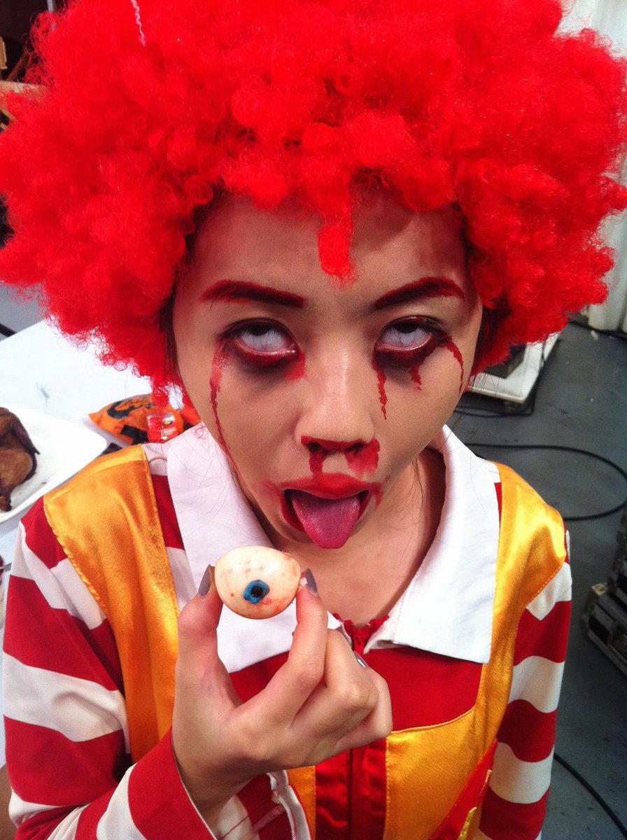 urpopuvely's tweet photo. ¿𝙻o has adivinado?~ 𝙼i disfraz de 𝐇alloween fue del tío 𝐌c𝐃onald's que sangra e incluso se come globos oculares. ¿𝚃e asustó? ¡𝙿rometo que era todo sangre falsa y gomitas deliciosas! 𝙴ste año fue muy divertido festejar 𝐇alloween. ᓚᘏᗢ https://t.co/sA6byKemvz