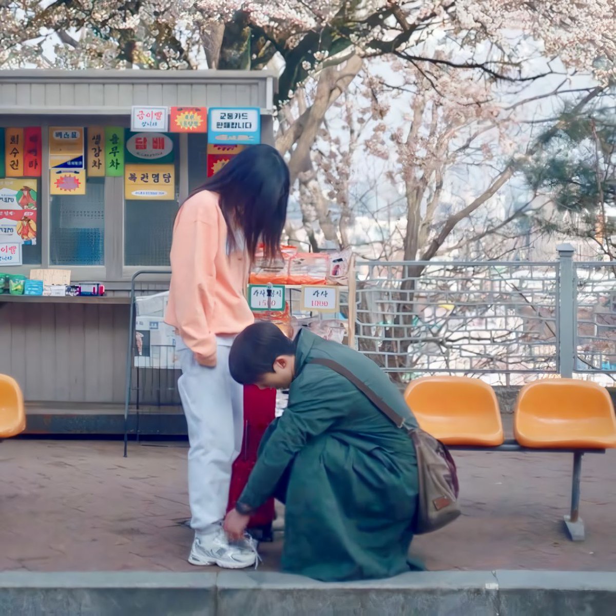 •kdm• cuman foto cowok lagi ngiket tali sepatu ceweknya