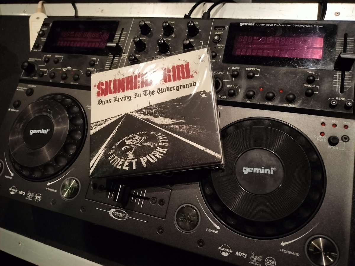 z_piratesrocks3's tweet photo. SKINHEAD GIRL
#FELLOWS
#FELLOWS53
#EASTBAY
#SKINHEADGIRL
#THERAPTOLS
#TheCALLINGS
#UkuleleHiro
#DJz
#DJTAKA
#高円寺showboat https://t.co/g0xrbuofwz