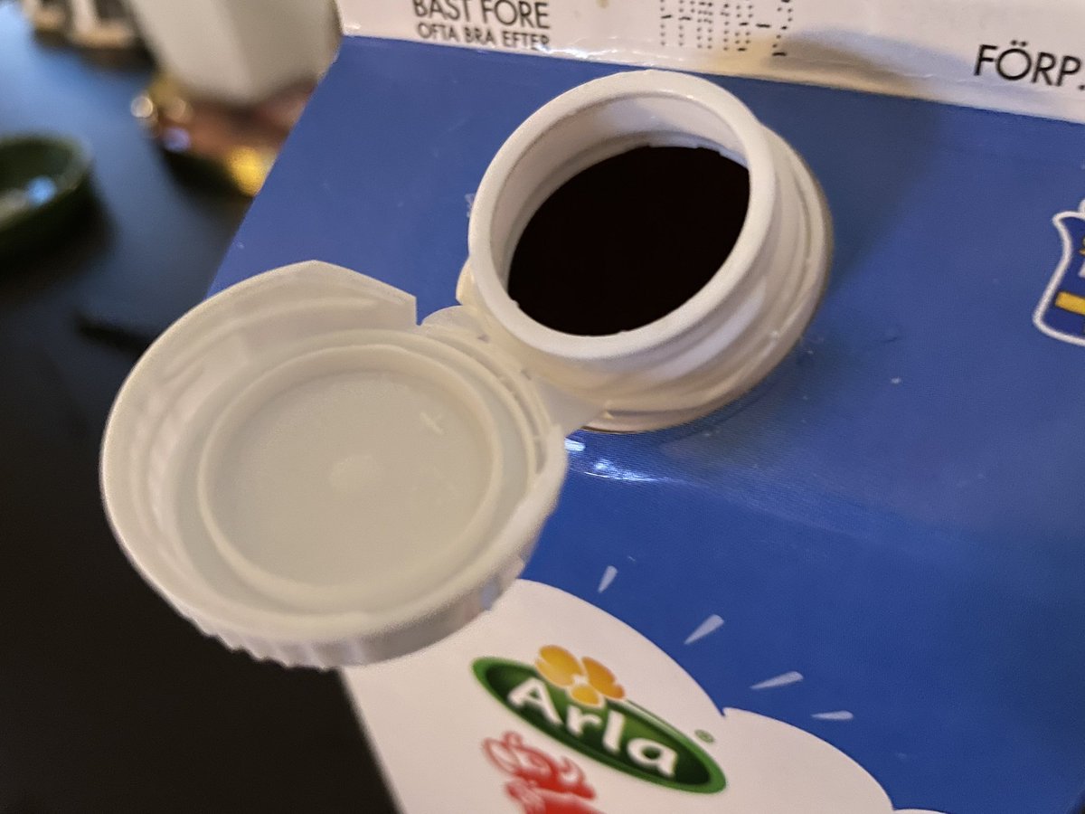 Bstrommusic's tweet image. Alltså, det nya locket @arlasverige börjat med måste ju vara årtiondets tankevurpa. Det är ju konstant i vägen, och dessutom irriterande trassligt att stänga. Vem har bett om detta? #ilandsproblem #avgåalla #surgubbe