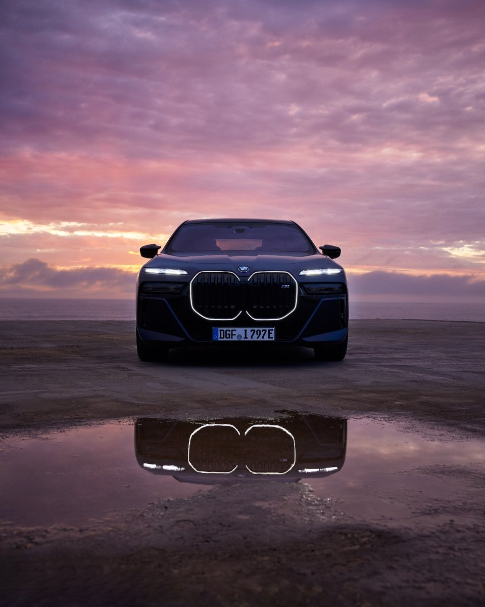 Reflection of luxury.
#THEi7 #ThisIsForwardism

The #BMW i7 M70 xDrive:
Power consumption/100 km, CO2 emission/km, weighted comb.: 23.8–20.8 kWh, 0 g. Electric range: 488–560 km. According to WLTP, b.mw/Further_Info.