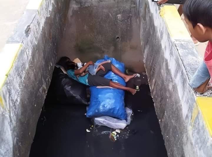 makhajason's tweet photo. Kipindi hiki cha mvua sasa wale ambao walikuwa wanalala sehemu kama hizi🤦‍♀️wanalala😪 wapi jamani. https://t.co/t2PGdOjabY