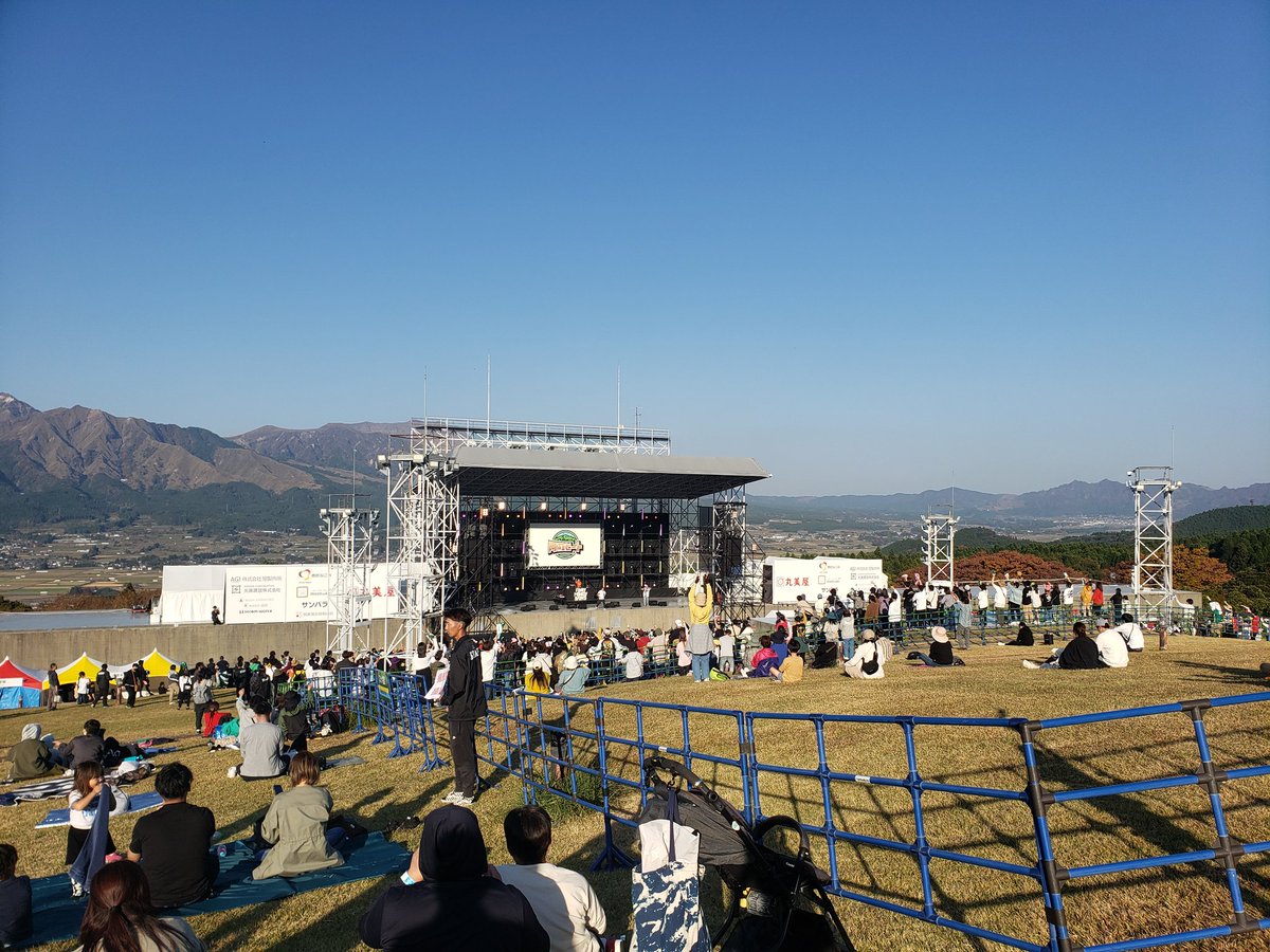 asobeat_fes's tweet photo. 日も少しずつ傾き涼しくなってきました!
しかし会場はまだまだ熱く盛り上がっております🔥
#阿蘇ビート2023 #阿蘇ビート #ballistikboyz #funkeymonkeybabys #keytalk #kickthecancrew #leola #djmiyakefrommihimalgt #nobu #repezenfoxx #森高千里 #ピコ太郎 #exilenesmith #古坂大魔王 #アスペクタ https://t.co/oUooFKPQMm