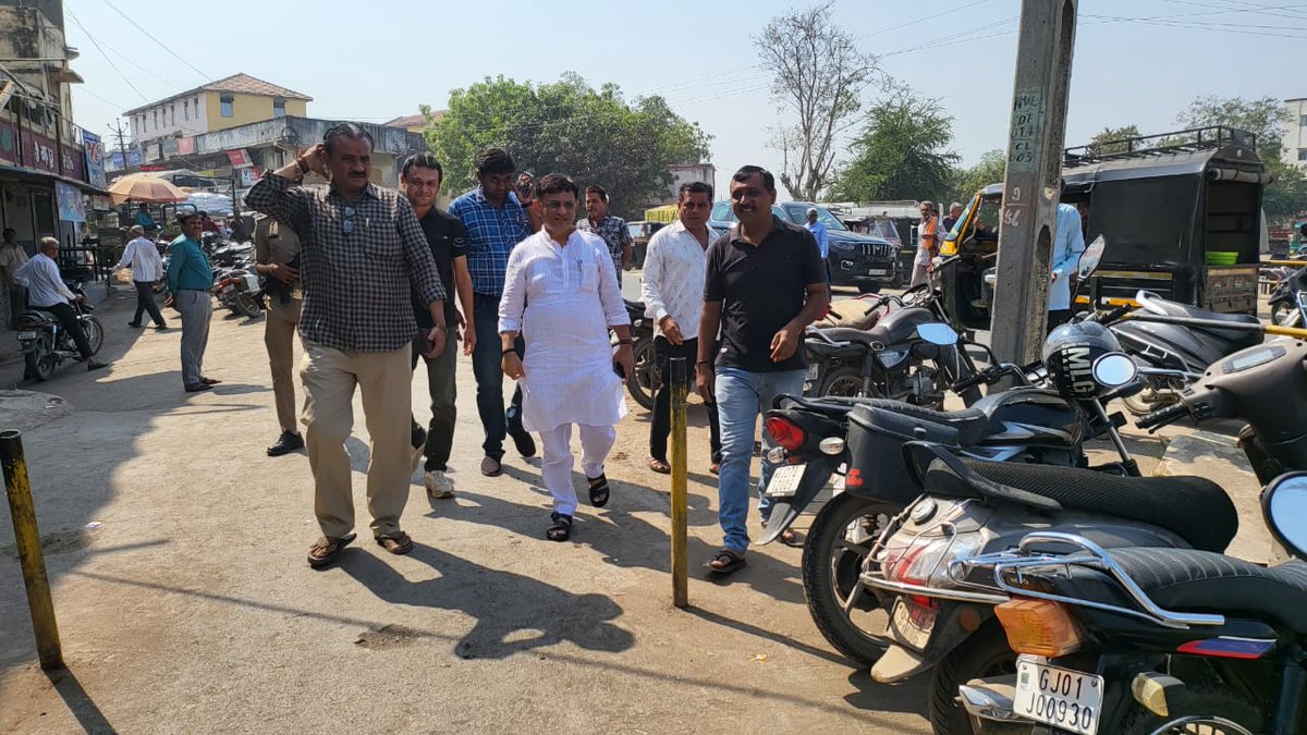 mkaswalabjp's tweet photo. સ્વચ્છ સાવરકુંડલા, સમૃદ્ધ સાવરકુંડલા 
સાવરકુંડલા નગરપાલિકાના સ્વચ્છતા અભિયાન કાર્યક્રમ સંદર્ભે પાલિકા તેમજ સંગઠનના પદાધિકારીઓ સાથે સ્થળ મુલાકાત લઇ સ્વચ્છતાની સમીક્ષા કરી. નગરમાં સ્વચ્છતા ઉપરાંત રસ્તા પર યોગ્ય સ્થળે સ્ટ્રીટલાઇટ તેમજ નાળા પર રેલિંગ નાખવા સૂચન કર્યું. https://t.co/z0FgLdrloz