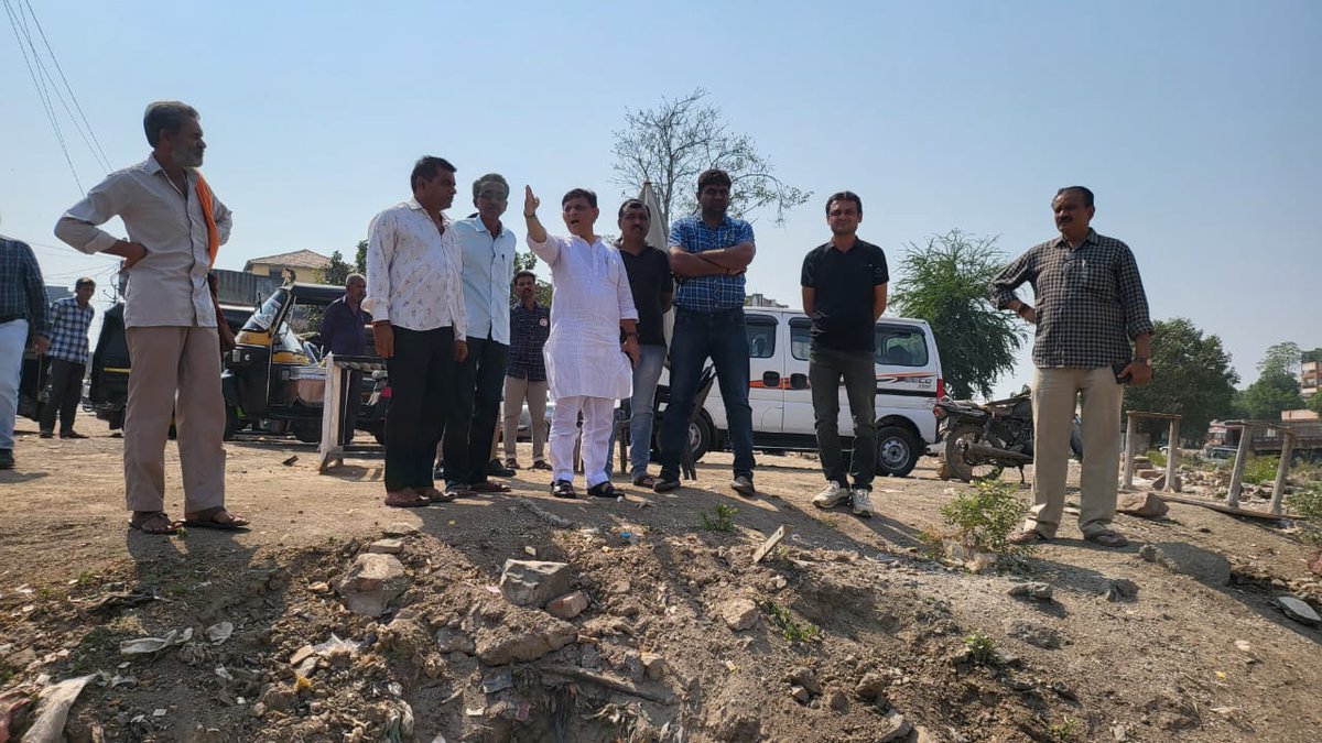 mkaswalabjp's tweet photo. સ્વચ્છ સાવરકુંડલા, સમૃદ્ધ સાવરકુંડલા 
સાવરકુંડલા નગરપાલિકાના સ્વચ્છતા અભિયાન કાર્યક્રમ સંદર્ભે પાલિકા તેમજ સંગઠનના પદાધિકારીઓ સાથે સ્થળ મુલાકાત લઇ સ્વચ્છતાની સમીક્ષા કરી. નગરમાં સ્વચ્છતા ઉપરાંત રસ્તા પર યોગ્ય સ્થળે સ્ટ્રીટલાઇટ તેમજ નાળા પર રેલિંગ નાખવા સૂચન કર્યું. https://t.co/z0FgLdrloz