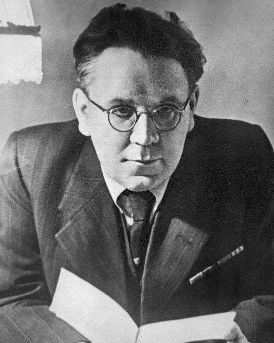 Russia's tweet photo. 🗓 #OTD in 1887, Samuil #Marshak - a household name among Soviet writers - was born.
📚 Marshak mastered verses & children's books (Russian learners rejoice). His utterly brilliant translations of English poetry, including Shakespeare, Blake & Burns are considered classics. https://t.co/FegwxfJ29O