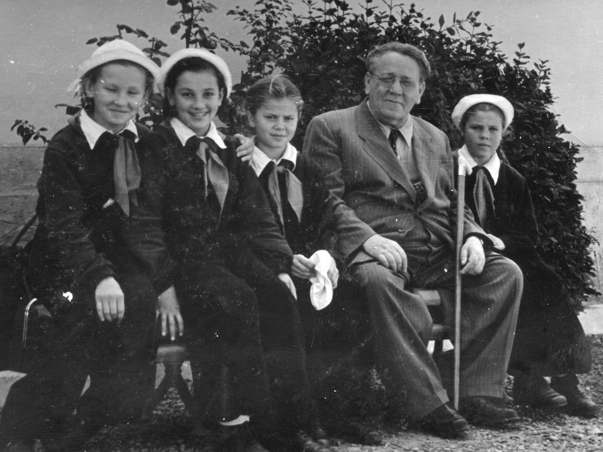 Russia's tweet photo. 🗓 #OTD in 1887, Samuil #Marshak - a household name among Soviet writers - was born.
📚 Marshak mastered verses & children's books (Russian learners rejoice). His utterly brilliant translations of English poetry, including Shakespeare, Blake & Burns are considered classics. https://t.co/FegwxfJ29O