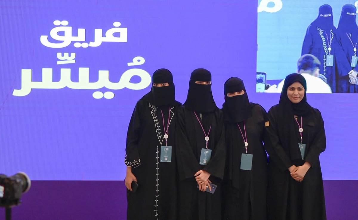 Cd_edu_jbl's tweet photo. يتقدم قسم الحاسب الآلي بتهنئة:
د. ظبية البوعينين
و الطالبة شهد الحساوي
وذلك لتأهل فريق "مُيسِّر" ضمن أفضل 15 مشروع من برنامج #ديوان_الابتكار والانتقال للمرحلة النهائية. https://t.co/rkmyXbk6Xq