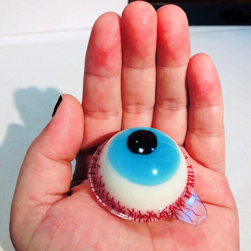 ¿𝙻o has adivinado?~ 𝙼i disfraz de 𝐇alloween fue del tío 𝐌c𝐃onald's que sangra e incluso se come globos oculares. ¿𝚃e asustó? ¡𝙿rometo que era todo sangre falsa y gomitas deliciosas! 𝙴ste año fue muy divertido festejar 𝐇alloween. ᓚᘏᗢ