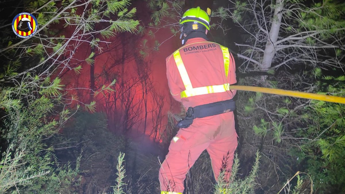 #IFMontitxelvo. Durant tota la nit <a href="/BombersValencia/">Bombers Consorci VLC</a> ha seguit treballant amb un ampli dispositiu d’extinció, que seguix ara de matí amb els relleus corresponents. 
📸Fotos dels treballs d’extinció i PMA d’esta nit