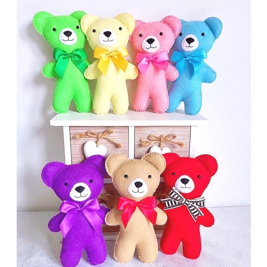 A simple pattern to make your own cute teddy bear. 🧸 Which colour is your favourite? #teddybear #etsy #earlybiz #feltcrafts #sewingpattern #MHHSBD 

sewjunejones.etsy.com/listing/942008…