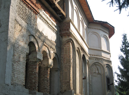 Travel_2Romania's tweet image. If the Romanians did not have castles as fortified as those in the West,their #monasteries often fulfilled their role. 
Verbila Monastery was considered one of the strongest and best hidden monasteries.
&amp;gt; 🎉5️⃣0️⃣0️⃣ #History #Church
@ Mănăstirea Verbila / #Prahova 
#TraveltoRomania