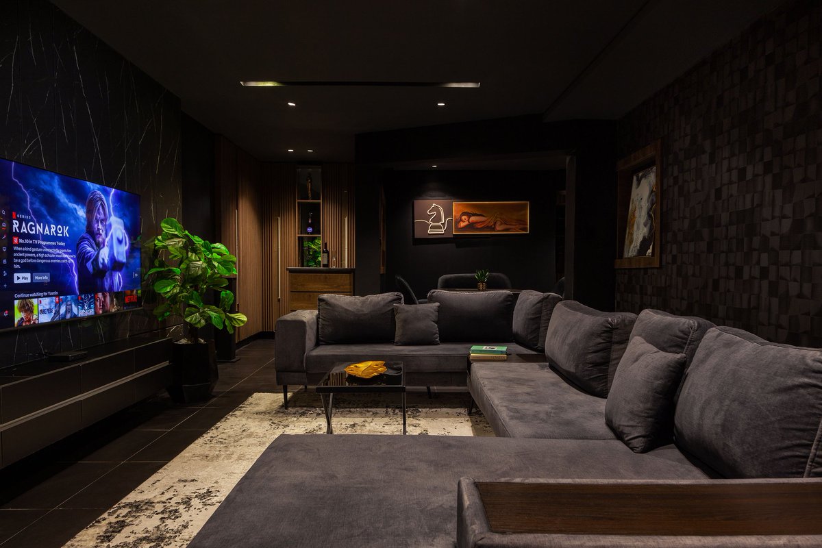 CheckersICL's tweet image. Dark themed exquisitely designed apartment check!!
Oozes coziness and class👌🏾

We call it the Black Knight