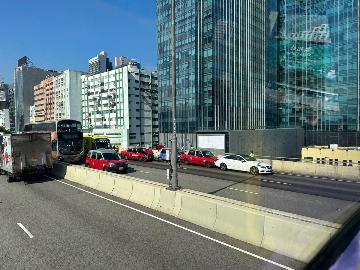 tripperhead's tweet photo. ππ°ππ₯ππ₯π
A Hong Kong Taxi Crash Chronicles three-fa in Kwun Tong Friday afternoon.
π: Kwun Tong Bypass, near Kwun Tong Pier
π: 1.47pm
(They built them Mercs tough)