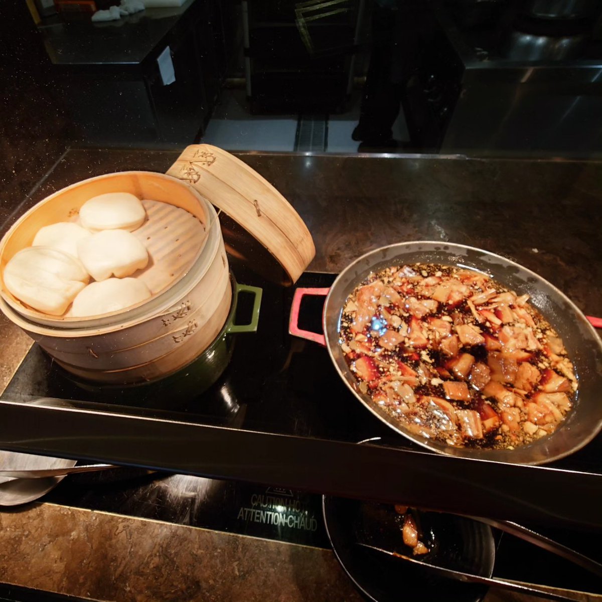 ヒルトン台北新板、朝食は2階Market Flavor.
広くてメニューラインナップは沢山有り！
台湾式麺、鹹豆漿(豆乳スープ)、刈包(台湾バーガー)とローカル料理満載で気分がアゲアゲです。
刈包が超絶美味でございます〜！！😃🤤🤗👍
#芸術的朝食
#ArtisticBreakfast
#爆食
#増量期
#台湾旅行
#台湾一人旅