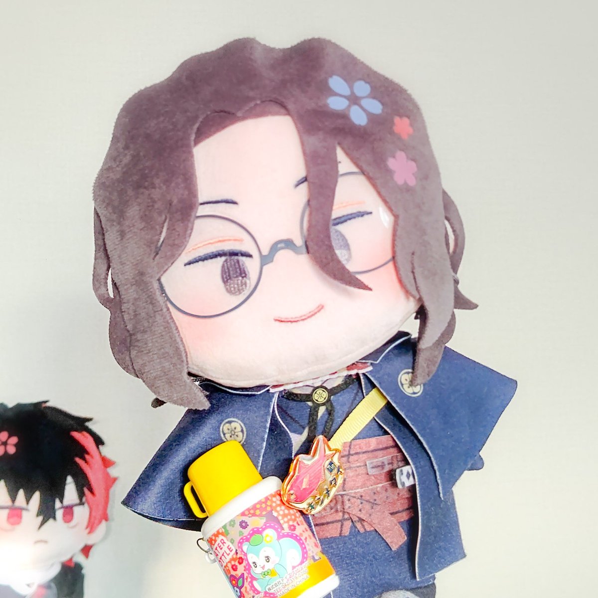 「キンメダイのピンバッジをもらいゴキゲンなわんぱく南海先生」|のちやのイラスト