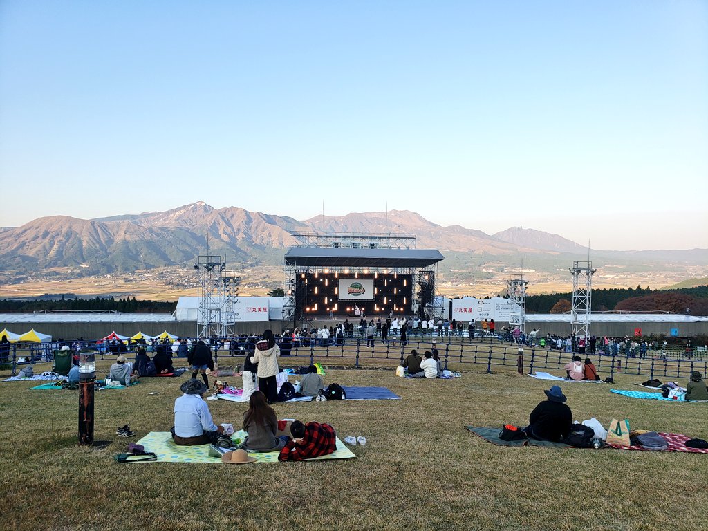 asobeat_fes's tweet photo. 夕日に映える阿蘇の山をバックに最高のロケーション⛰️
#阿蘇ビート2023 #阿蘇ビート #ballistikboyz #funkeymonkeybabys #keytalk #kickthecancrew #leola #djmiyakefrommihimalgt #nobu #repezenfoxx #森高千里 #ピコ太郎 #exilenesmith #古坂大魔王 #アスペクタ #南阿蘇 #フェス #野外フェス https://t.co/Jf3Uk4xah0