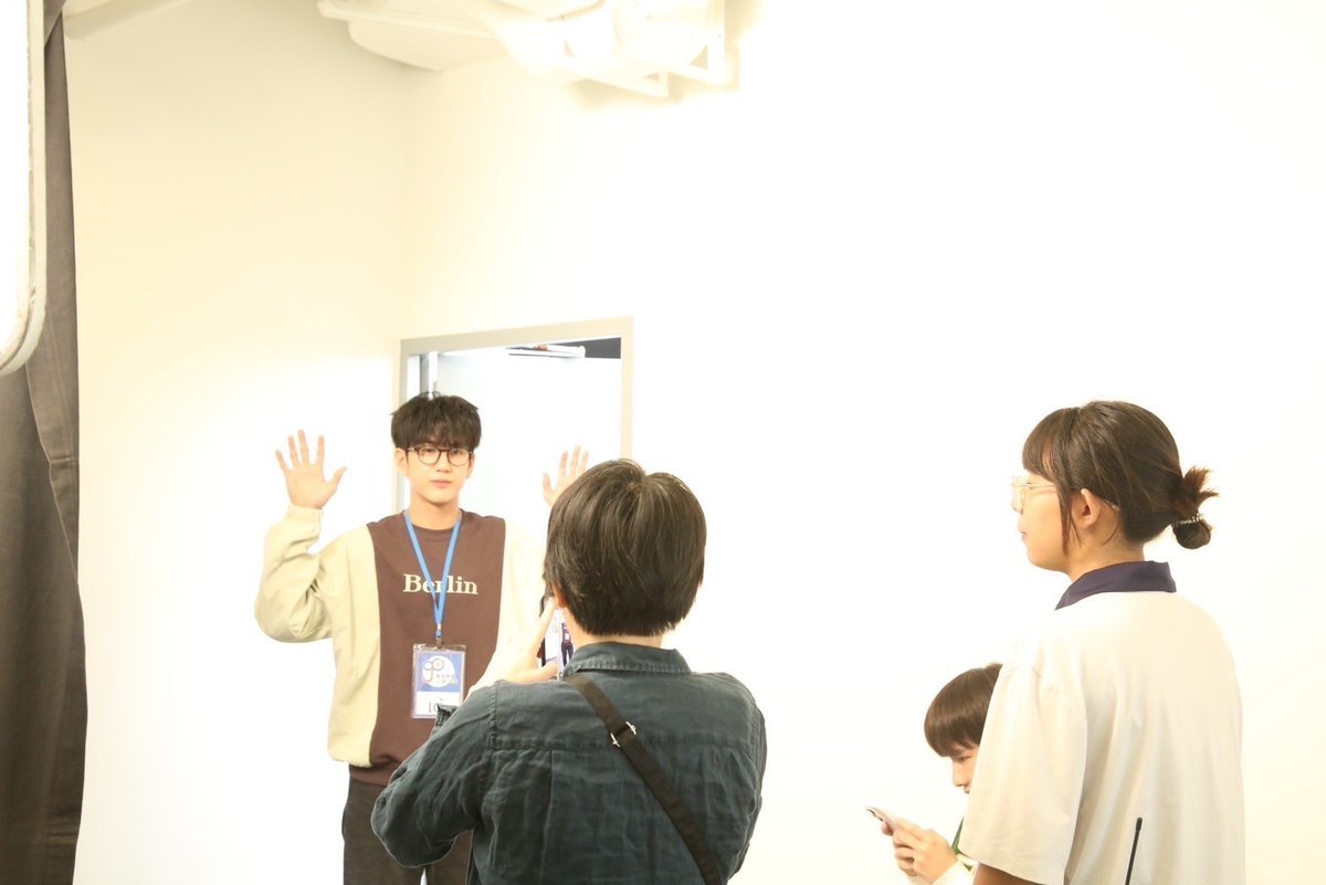 TheTraineeGMMTV's tweet photo. เปิดกองกันไปแล้ว! กับ The Trainee ฝึกงานเทอมนี้ รักพี่ได้มั้ย ส่งกำลังใจให้นักแสดงกันน้าาา เทอมนี้จะเป็นยังไงมารอติดตามกัน 😘👔

#TheTraineeSeries 
#GMMTV
@off_tumcial @AtthaphanP @Sea_tawinan @poon_mit12 https://t.co/9A6rUYbYx8