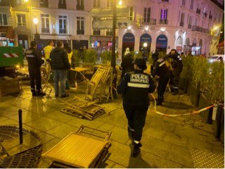 🚔🪑🚫 À l’issue de longs mois de procédure, la @PMdeParis a mené hier soir une opération de saisie de mobilier de #terrasse illégale sur l'espace public. Merci aux équipes pour leur engagement en maintenant nos rues accessibles à tous @dburkli @aguillem1 @sdulermo #securite