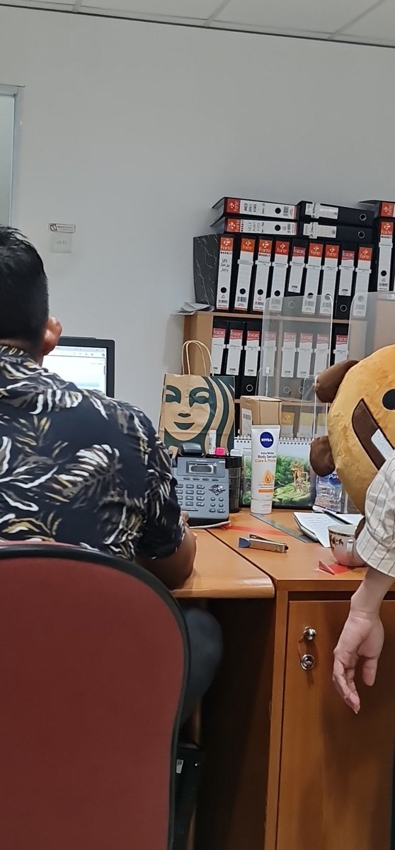 One_Adetya's tweet photo. Lagi ngebahas boikot produk" israel apalagi ceramah jumat tadi paustadnya teriak teriak boikot dan haram, lg seru"an terus tiba-tiba security dateng ke meja kawan "bang, ini dari si xxx"
.....diem semua...si kawan lgs "eeh ayo ayo ayo bagi bagi ini ayo ayo" https://t.co/9rDp7rPgdT