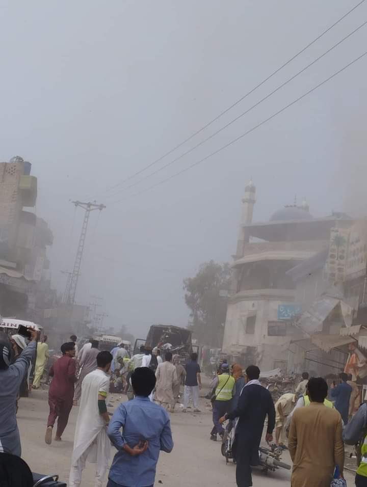 rsrobin1's tweet photo. Reports are coming that an explosion targeting a Pakistan police van in Tank District, Khyber Pakhtunkhwa has left at least 7 policemen wounded. Authorities are investigating the attack. #TankExplosion #KhyberPakhtunkhwa https://t.co/grAQe1XdR3