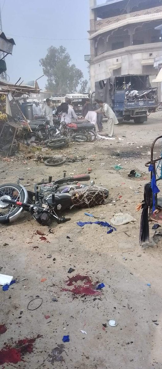 rsrobin1's tweet photo. Reports are coming that an explosion targeting a Pakistan police van in Tank District, Khyber Pakhtunkhwa has left at least 7 policemen wounded. Authorities are investigating the attack. #TankExplosion #KhyberPakhtunkhwa https://t.co/grAQe1XdR3