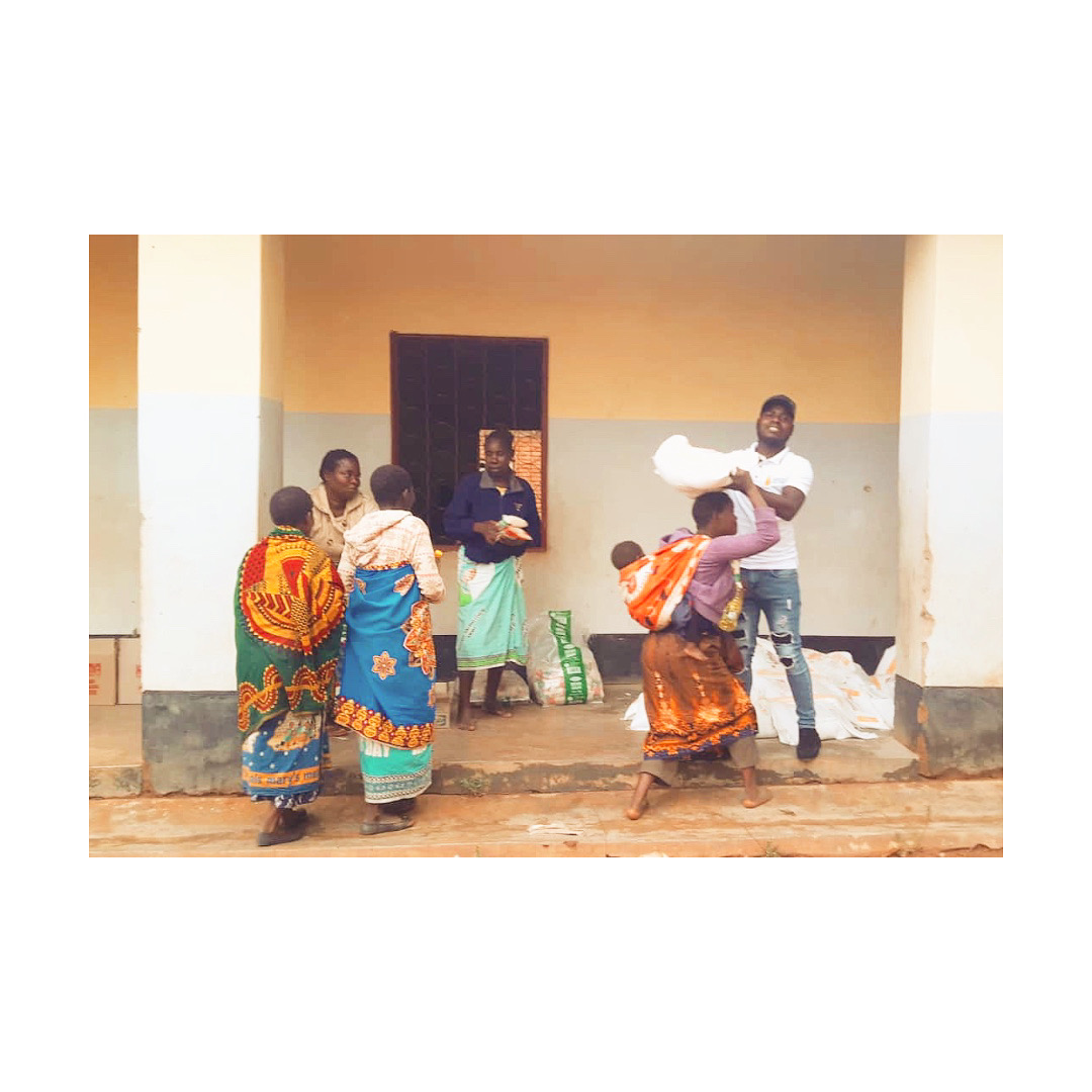 SeedMalawi's tweet photo. Jack, our Operations Coordinator, handing out food packages in Malawi to support people still affected by Cyclone Freddy. 🌾🌍 

#emergencyrelief #aid #foodpackages #malawi #cyclonefreddy https://t.co/TRWa5xZgHj