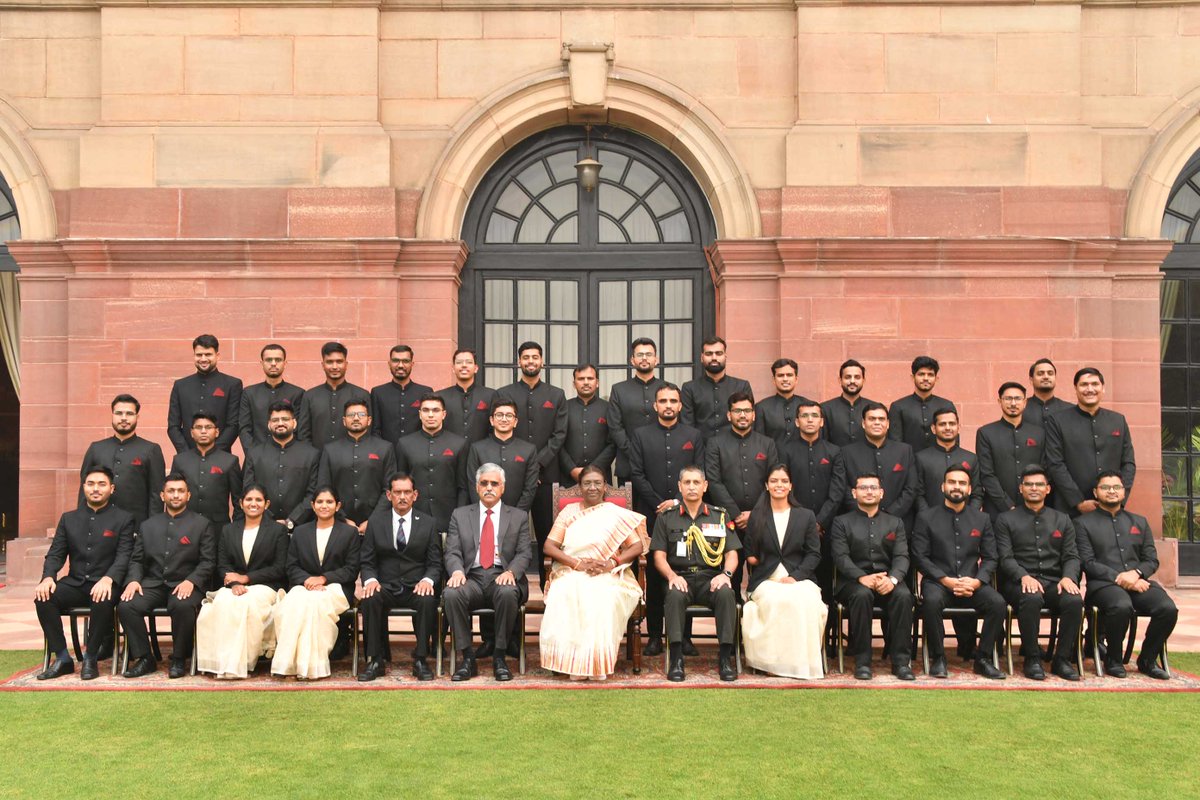 rashtrapatibhvn's tweet photo. Probationers of Military Engineer Services called on President Droupadi Murmu at Rashtrapati Bhavan. The President urged the young officers to design and construct such structures which are eco-friendly and sustainable and promote the increased use of renewable energy. https://t.co/4eumSE124Z