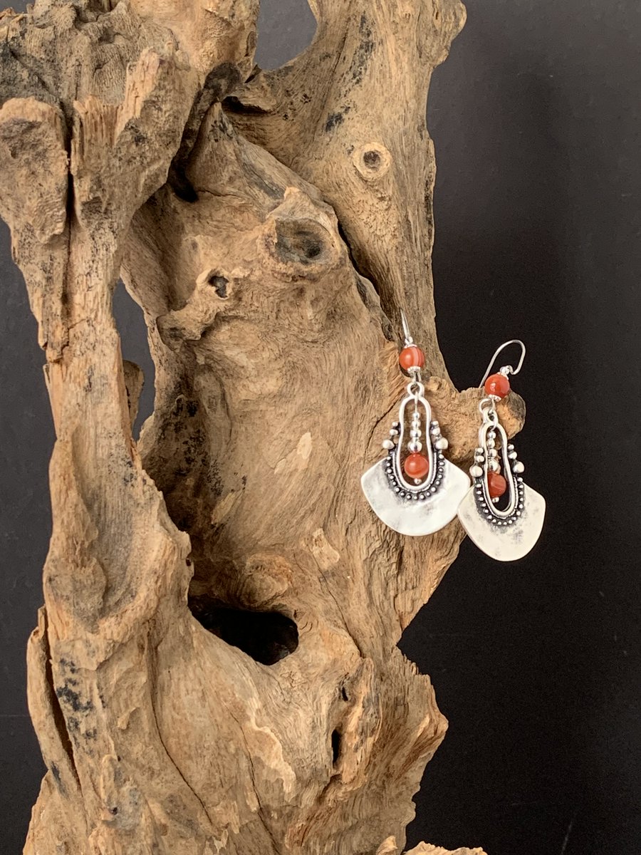 Looking for original boho fashion accessories? Handcrafted, boho style, dangle chandelier gemstone earrings with red lace agate etsy.com/uk/listing/154…

#gemstoneearrings #chandelierearrings #uniqueearrings #redearrings #silverearrings #costumeearrings #costumejewellery #earrings