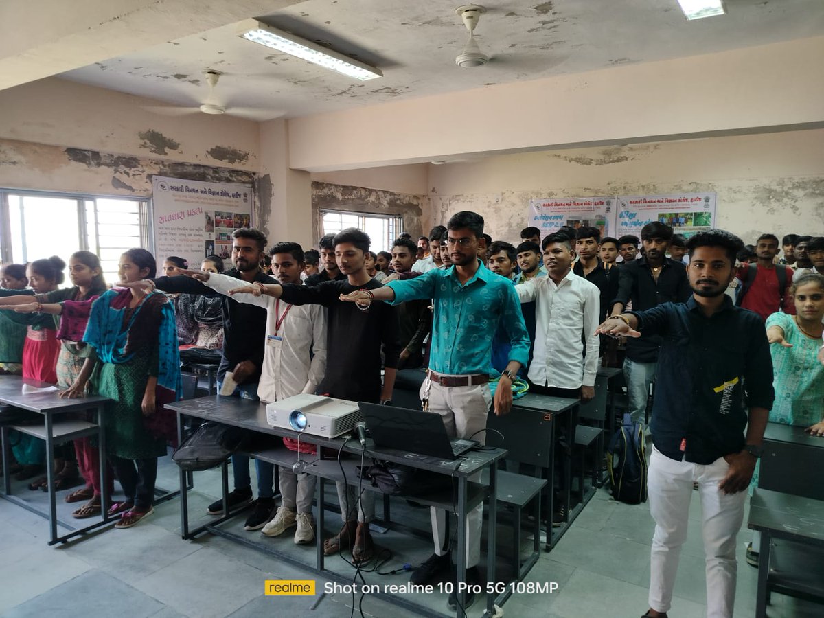 આજે હારીજ આર્ટસ એન્ડ કોમર્સ કોલેજ ખાતે18-19 વયજુથના વિધાર્થીઓ /ભાવિ મતદારોને VHP. App, ખાસ ઝુંબેશનાં દિવસો અને મતદારયાદી નામ નોંધણી, લોકશાહીમાં મતનું મહત્વ, પ્રશ્નોતરી, મતદાર પ્રતિજ્ઞા વિગેરે કામગીરી કરવામાં આવી<a href="/CEOGujarat/">Chief Electoral Officer, Gujarat</a> <a href="/CollectorPatan/">Collector Patan</a>  <a href="/PradipSinhRathd/">Pradipsinh Rathod</a>