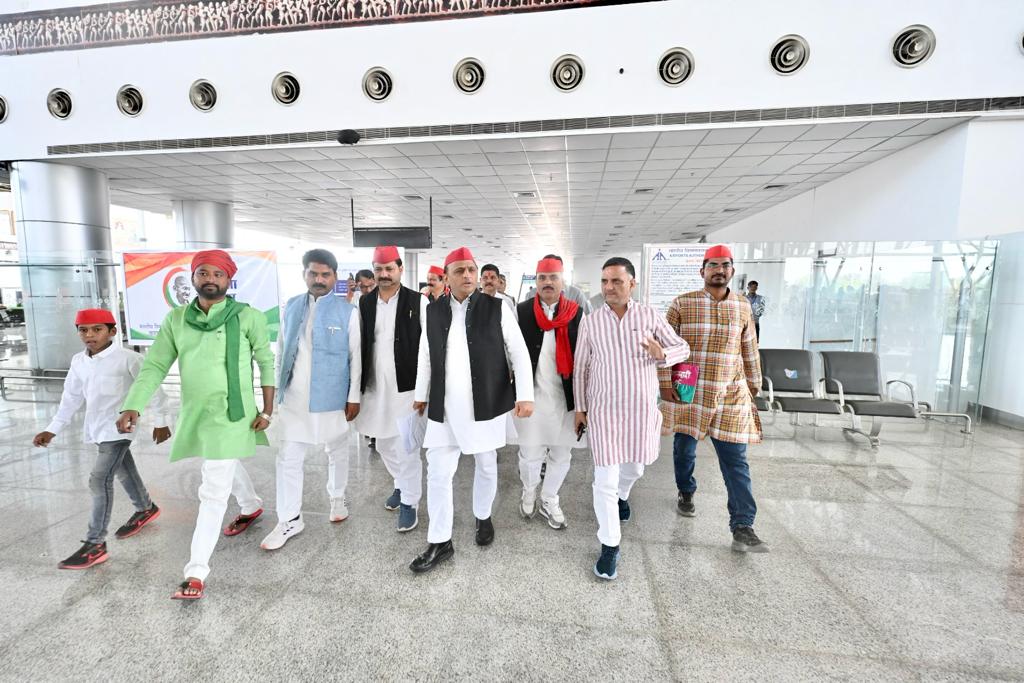 indiasavebharat's tweet image. मध्य प्रदेश के सपा प्रत्याशियों के समर्थन हेतु विभिन्न सीटों पर जनसभाओं को संबोधित करने समाजवादी पार्टी के राष्ट्रीय अध्यक्ष आदरणीय श्री अखिलेश यादव जी मध्य प्रदेश पहुंचे,

जहां सपा कार्यकर्ताओं और नेताओं ने गर्मजोशी से उनका स्वागत किया।
#ISupportAkhilesh #AkhileshYadav…