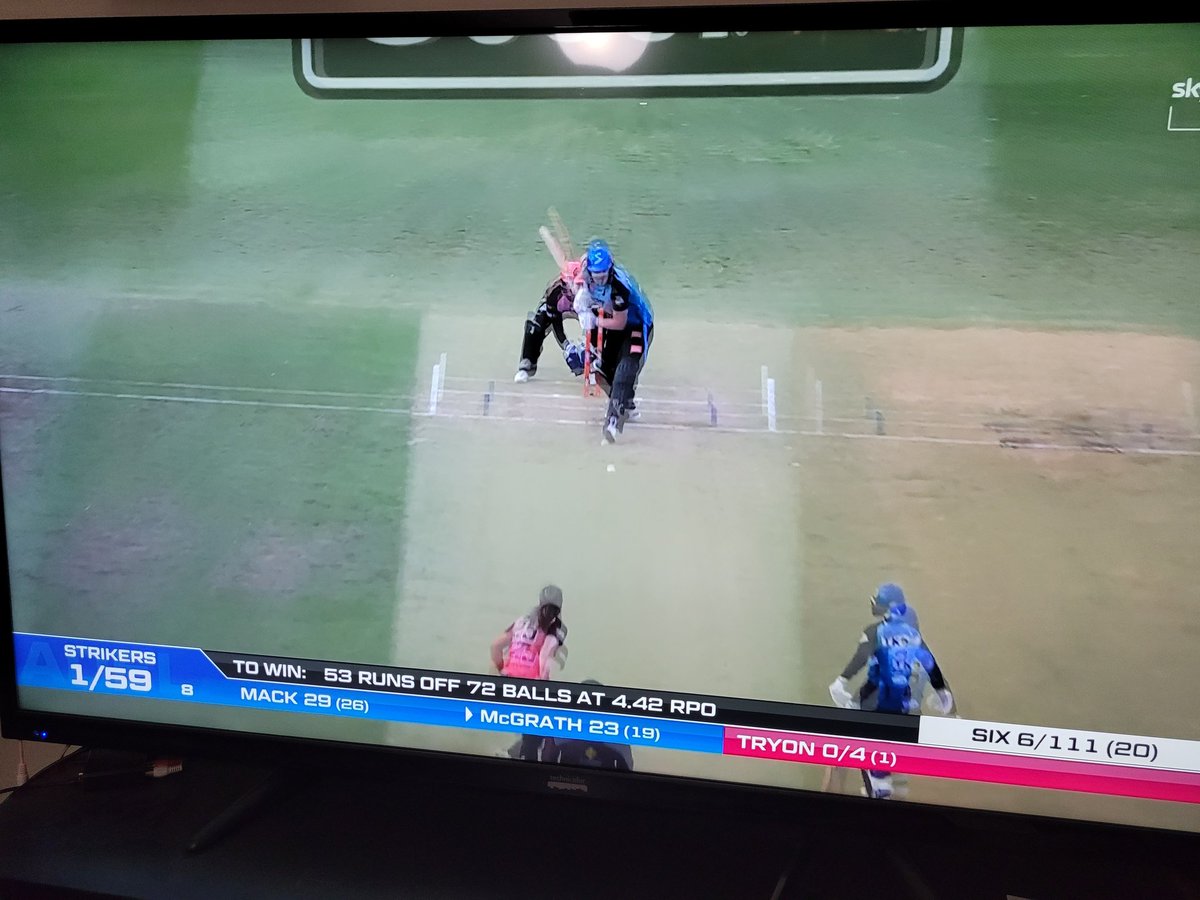 HabsFanInTO's tweet photo. @WBBL @StrikersBBL. It's 4:15AM Eastern time in Canada, what does a Canadian do at this time? Sleep, naaaaaahhh #ASvsSS #WBBL09 🇨🇦 https://t.co/65NjCzlK1d