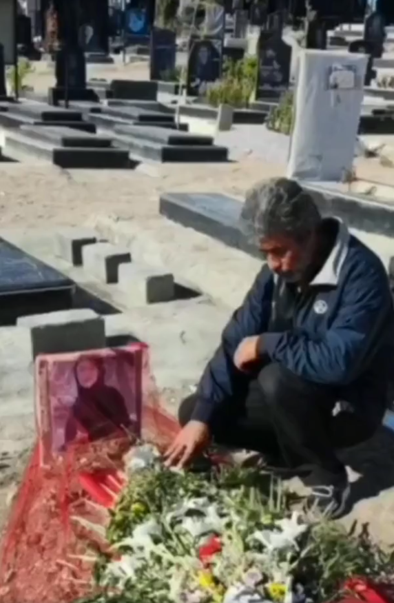 iranhrs_en's tweet image. #Nasim_Sedghi, a 23-year-old brave girl from Shahindezh.
He had gone to Urmia to participate in #nationwide protests, but he was killed by #repressive forces with bullets hitting his forehead and chest.

Only the father was allowed to bury him
#Iran