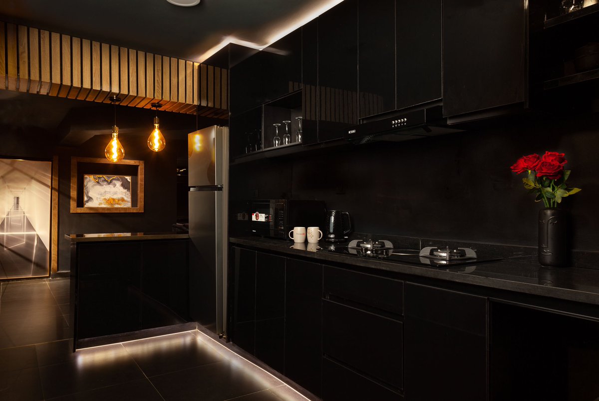 Elkrosmediahub's tweet image. We did a thing in Abuja!🕺🏾

Always thought of an absolutely black themed apartment, but madam won’t let it happen🤣, so a little collaboration with @CheckersICL, and we achieved it. 

It’s a one bedroom apartment at No. 20 dakala Street, off Parakou Crescent, Wuse 2, Abuja.