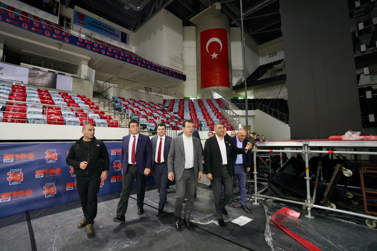 Cumhuriyet Halk Partisi 38. Olağan Kurultayımızın hazırlıklarını, görevli milletvekili arkadaşlarımızla birlikte inceledik. Demokrasi şöleni halinde geçecek kurultayımızın en sağlıklı ve disiplinli şekilde sürmesi için çaba harcayan herkese teşekkür eder, partimize ve ülkemize