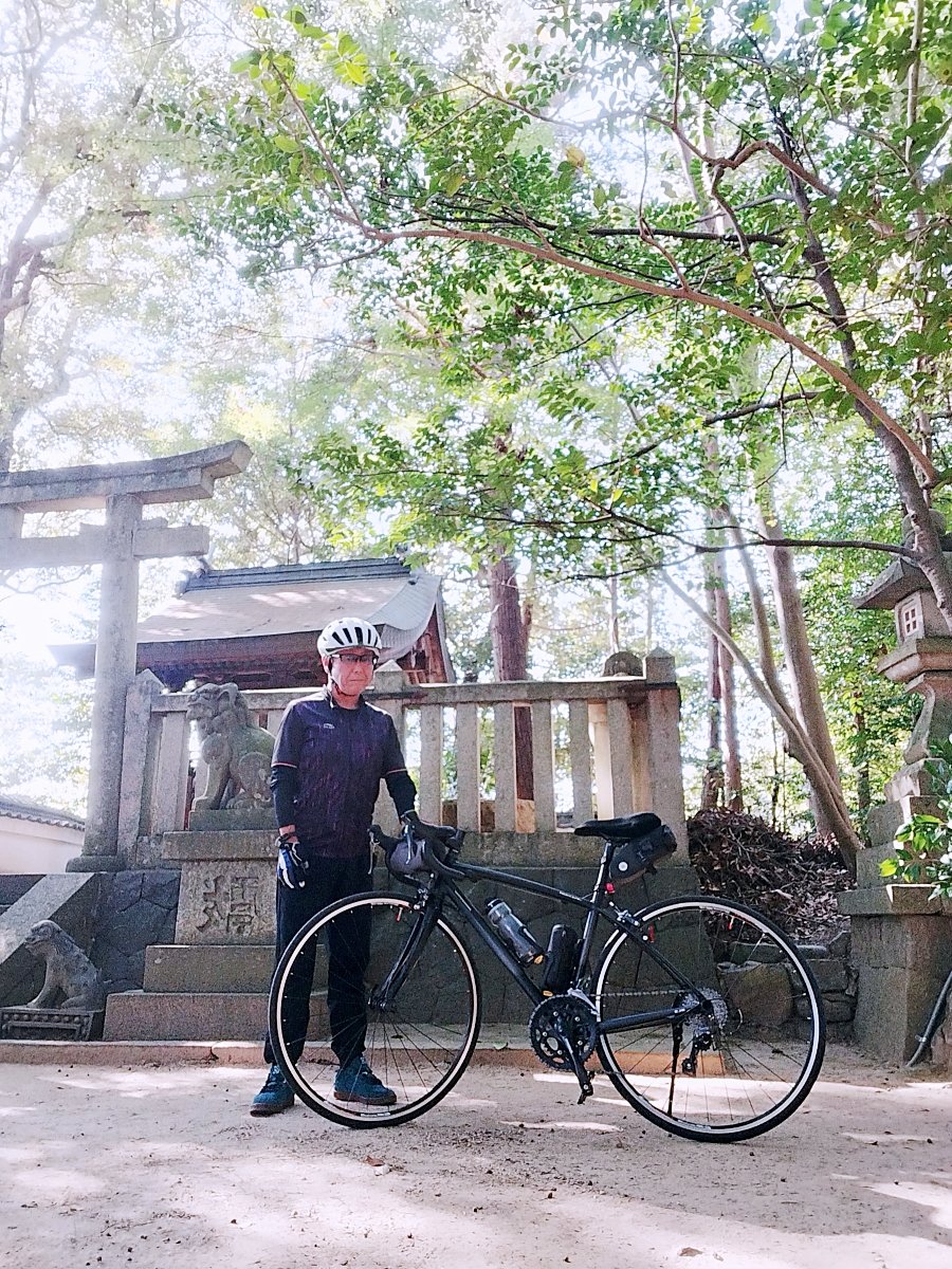 aozoranon's tweet photo. そこここに
大小のお寺や神社が
ある土地。
ここでは
お祭りの後の片付けを
されていました。
小さいけれど
良い雰囲気の場所でした。
ありがとうございました。
#奈良 #天理 #神社 #自転車 #ロードバイク #BRIDGESTONE #ANCHOR #DOTOUT #日々是好日 #ポタリング #ゆるポタ https://t.co/ndMvwwfZSz