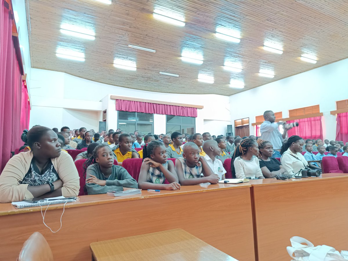 This young girl has truly inspired me, I love confident girls. 

She is addressing a full hall of secondary schools students and speaking confidently without fear.

These are the future innovators! Happening at Makerere University #Worldrobotolympiad 

#technology