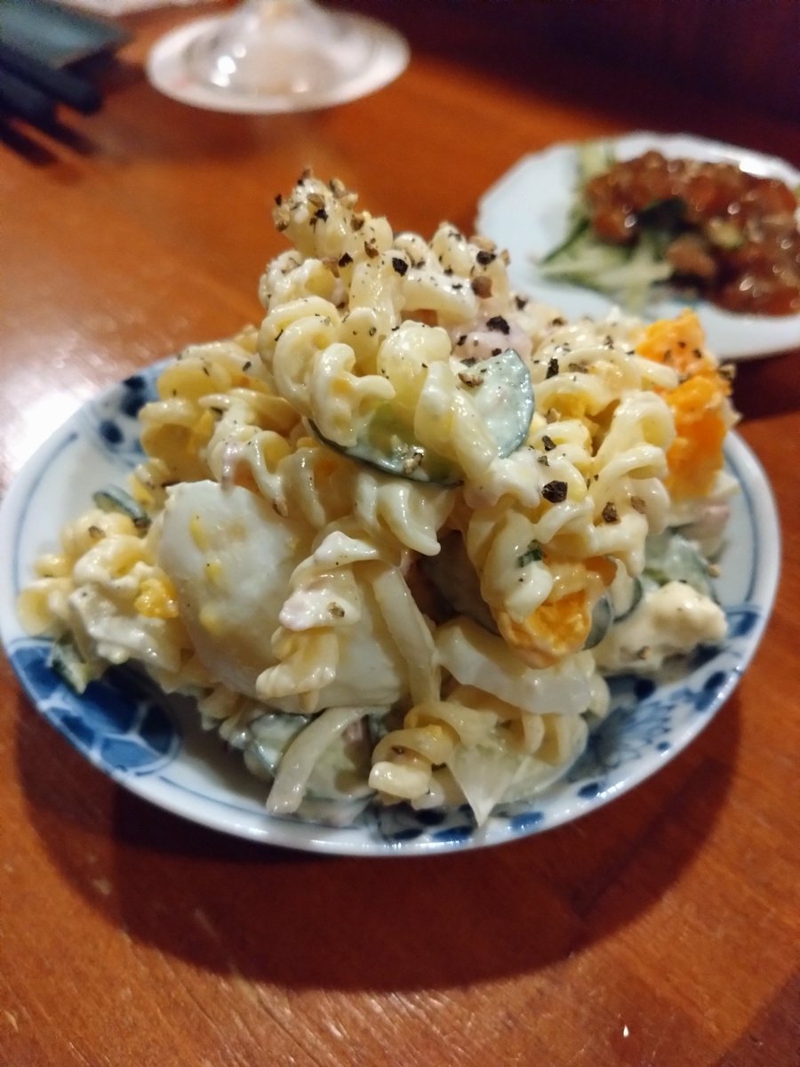 iroha_ramen_yam's tweet photo. 週末立呑みおデートは萩市ご出身のママさんが営むという馬車道の #Taberi に初めてお伺いしました。我が奥様も山口県出身なのでチョイ狙って行ってみましたが、市井の立呑みと一線を画すハンドメイドのおつまみ達に脱帽。狭いながらも心地よい空間とお料理を夫婦で堪能させていただきました。 https://t.co/jKdz0KYBpa
