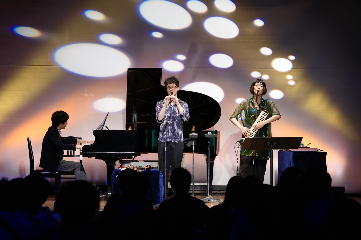 cmf_pr's tweet photo. 調布国際音楽祭2023　公演レポート📷 
7/1（土）「音楽室の楽器、こんなにカッコイイ！～おんがくしつトリオ」  

授業で誰もが手にしたリコーダー、鍵盤ハーモニカ、ピアノによるトリオ🎹音楽室の楽器で、子どもから大人までわくわく楽しい演奏をお届けしました✨

Photo: K. Miura

 #CIMF2023 https://t.co/EHnsha2M7V