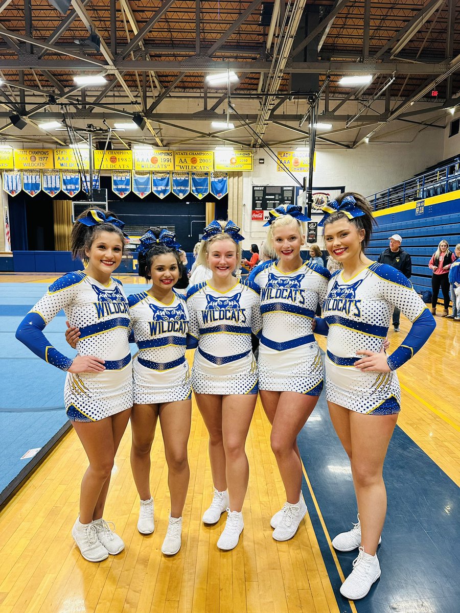 MJMichelleJones's tweet photo. That’s a HIT for the Wildcats at open house💙💛 The CATS were 🔥 tonight!!! Let’s do it again Saturday ladies📣 #wearelogan #wildcatcheer #alegacyofblueandgold #itsLoganhoney #LHS @MadiJones08 https://t.co/4Mrtw8pTfV