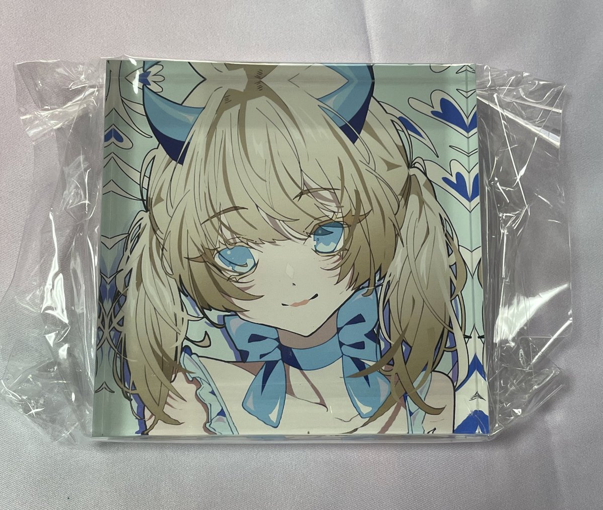 今週末のメルメリィマーケットに日曜日だけ参加します!! 新作グッズは一枚目、前の作品は2枚目のリストにまとめています! 灰色になっているものはもう販売終了しているものです。 3枚目は傷がついてしまったのですが、眠らせるのはもったいないのでB品として販売する、アクリルブロックです。 値段は3000円→2000円になります。 傷があってもお迎えしたい、大丈夫な方のみお迎えしてください。 4枚目は原画です。 大きめの色紙の緑の作品は3000円 小さめの色紙のピンクの作品は2000円 で販売予定です! 皆さんぜひ遊びに来てください!! 日曜日のみなので、当日お会いする方はよろしくお願いいたします!! #メルメリィ #メルメリィマーケット