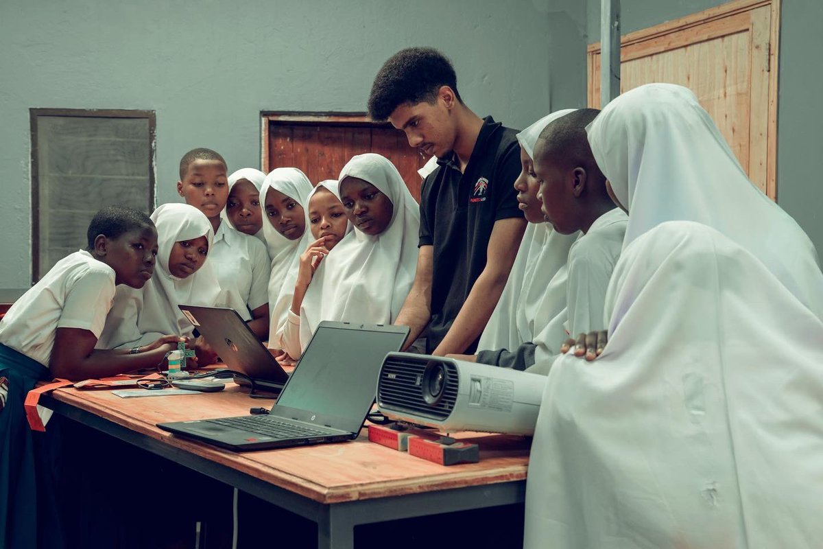 PARTNERSHIPS THAT WORK 🇹🇿 In the 1st Q of 2023, we partnered @ITU, @RobotechLabsTZ, @TimizandotoI in Tanzania to impact secondary school girls in Dar es Salaam on #Robotics and #Designthinking workshop.